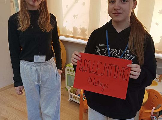 Gr.I Walentynkowe zabawy z absolwentkami przedszkola