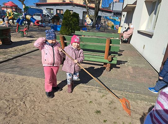 Gr.II Sadzenie kwiatków i porządki w ogrodzie-wiosenne prace przedszkolaków