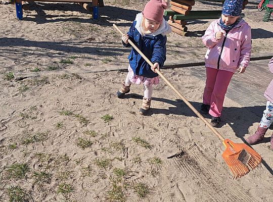 Gr.II Sadzenie kwiatków i porządki w ogrodzie-wiosenne prace przedszkolaków