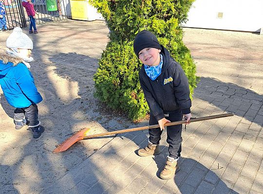 Gr.II Sadzenie kwiatków i porządki w ogrodzie-wiosenne prace przedszkolaków