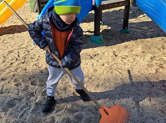 Gr.II Sadzenie kwiatków i porządki w ogrodzie-wiosenne prace przedszkolaków