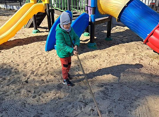 Gr.II Sadzenie kwiatków i porządki w ogrodzie-wiosenne prace przedszkolaków