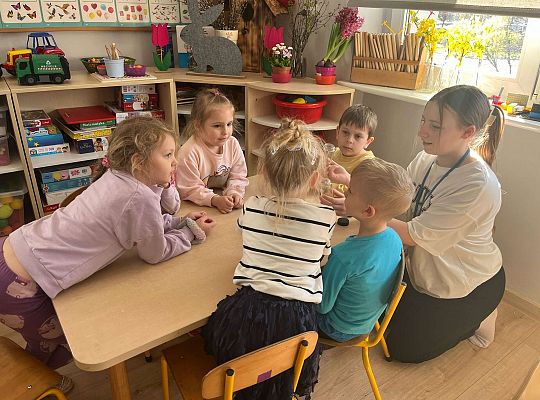 Gr. III Co to jest autyzm? - zajęcia z wolontariuszkami ze SP nr 5