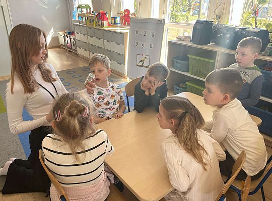 Gr. III Co to jest autyzm? - zajęcia z wolontariuszkami ze SP nr 5