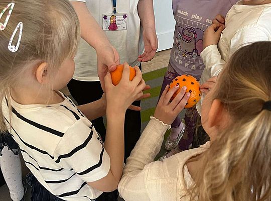 Gr. III Co to jest autyzm? - zajęcia z wolontariuszkami ze SP nr 5