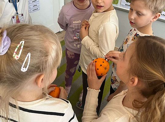 Gr. III Co to jest autyzm? - zajęcia z wolontariuszkami ze SP nr 5