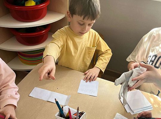 Gr. III Co to jest autyzm? - zajęcia z wolontariuszkami ze SP nr 5