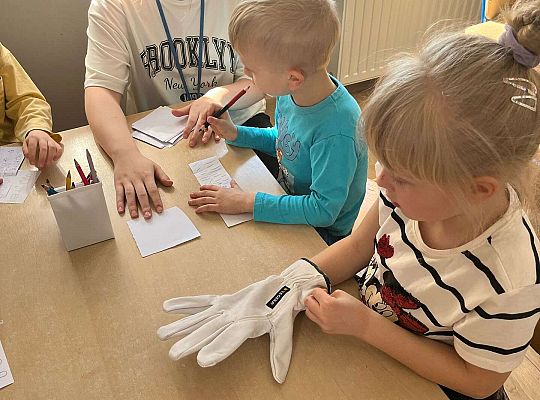 Gr. III Co to jest autyzm? - zajęcia z wolontariuszkami ze SP nr 5