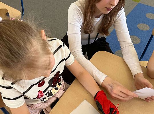 Gr. III Co to jest autyzm? - zajęcia z wolontariuszkami ze SP nr 5