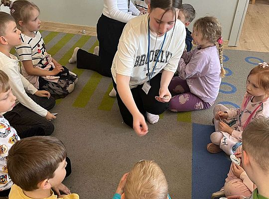 Gr. III Co to jest autyzm? - zajęcia z wolontariuszkami ze SP nr 5