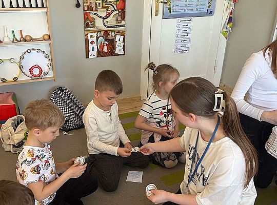 Gr. III Co to jest autyzm? - zajęcia z wolontariuszkami ze SP nr 5