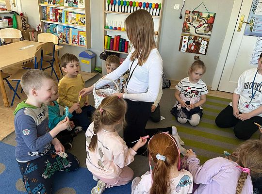Gr. III Co to jest autyzm? - zajęcia z wolontariuszkami ze SP nr 5