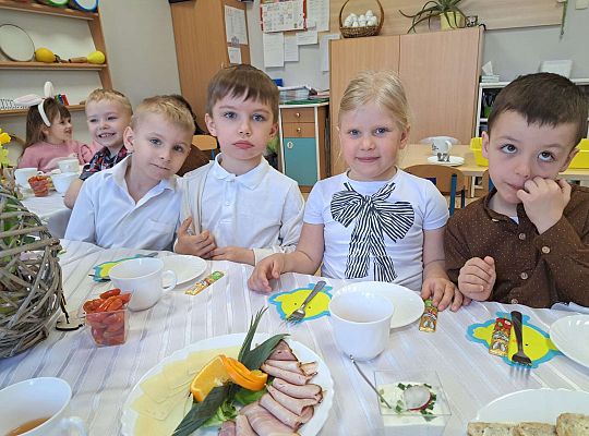 Gr.II Wielkanocne śniadanie oraz szukanie wielkanocnych niespodzianek