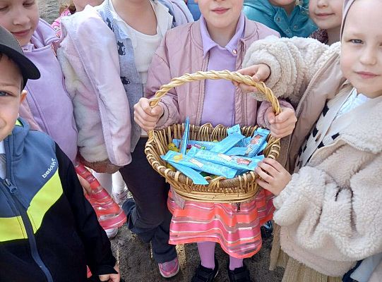 Gr. III Wielkanocne śniadanie oraz szukanie niespodzianek od zająca