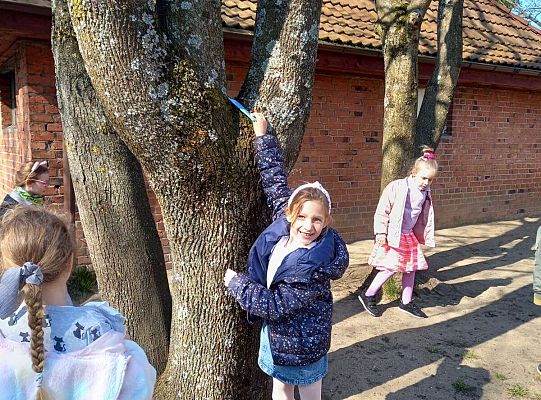 Gr. III Wielkanocne śniadanie oraz szukanie niespodzianek od zająca