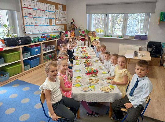 Gr. III Wielkanocne śniadanie oraz szukanie niespodzianek od zająca