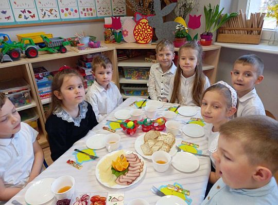 Gr. III Wielkanocne śniadanie oraz szukanie niespodzianek od zająca