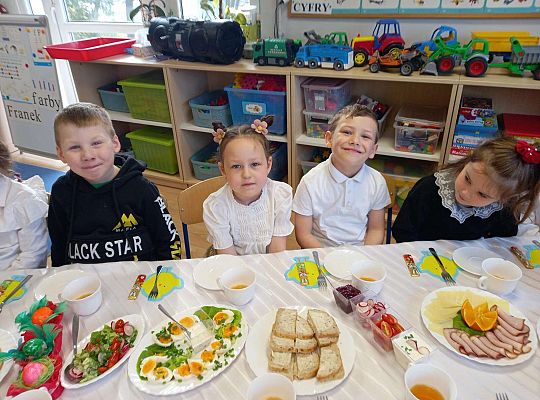 Gr. III Wielkanocne śniadanie oraz szukanie niespodzianek od zająca