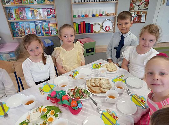 Gr. III Wielkanocne śniadanie oraz szukanie niespodzianek od zająca