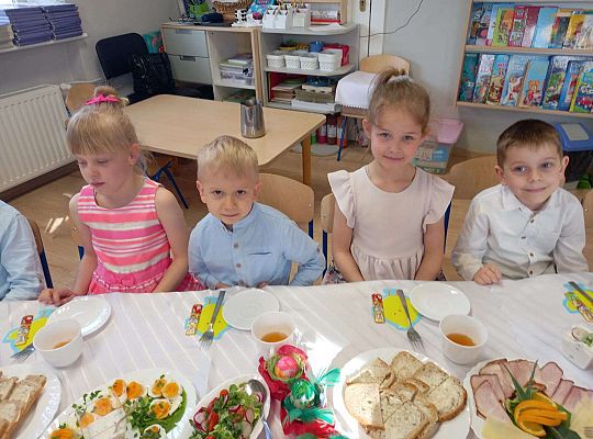 Gr. III Wielkanocne śniadanie oraz szukanie niespodzianek od zająca