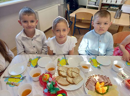 Gr. III Wielkanocne śniadanie oraz szukanie niespodzianek od zająca