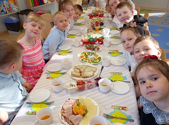 Gr. III Wielkanocne śniadanie oraz szukanie niespodzianek od zająca