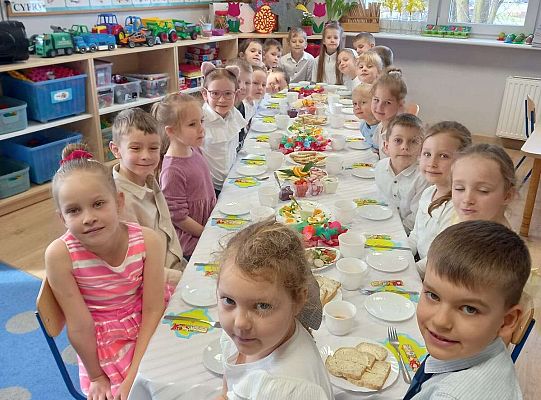 Gr. III Wielkanocne śniadanie oraz szukanie niespodzianek od zająca