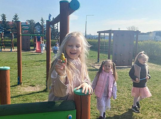 Gr.IV Wielkanocne śniadanie oraz szukanie niespodzianek od zająca.