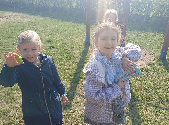 Gr.IV Wielkanocne śniadanie oraz szukanie niespodzianek od zająca.