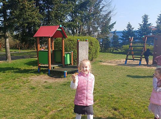 Gr.IV Wielkanocne śniadanie oraz szukanie niespodzianek od zająca.