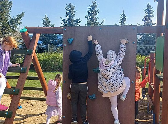 Gr.IV Wielkanocne śniadanie oraz szukanie niespodzianek od zająca.