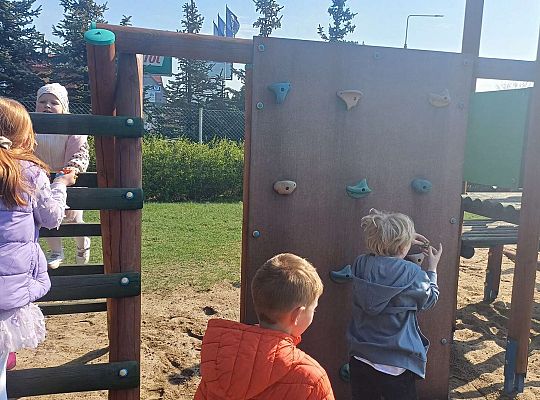 Gr.IV Wielkanocne śniadanie oraz szukanie niespodzianek od zająca.