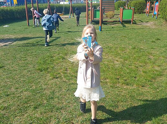 Gr.IV Wielkanocne śniadanie oraz szukanie niespodzianek od zająca.