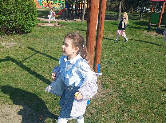 Gr.IV Wielkanocne śniadanie oraz szukanie niespodzianek od zająca.