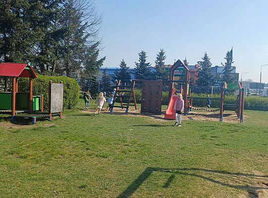 Gr.IV Wielkanocne śniadanie oraz szukanie niespodzianek od zająca.