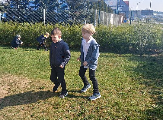 Gr.IV Wielkanocne śniadanie oraz szukanie niespodzianek od zająca.