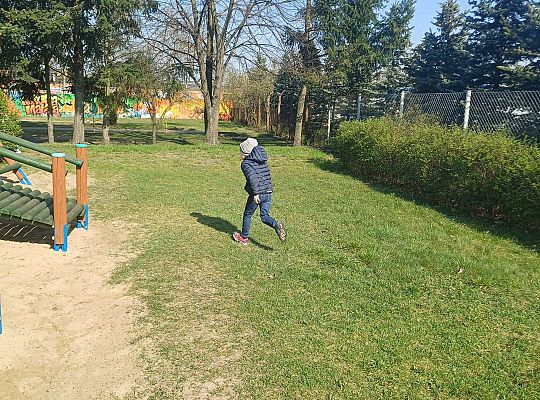 Gr.IV Wielkanocne śniadanie oraz szukanie niespodzianek od zająca.