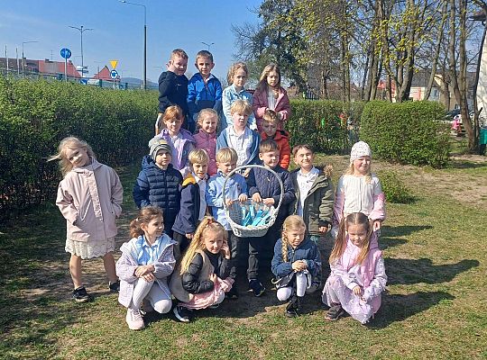 Gr.IV Wielkanocne śniadanie oraz szukanie niespodzianek od zająca.