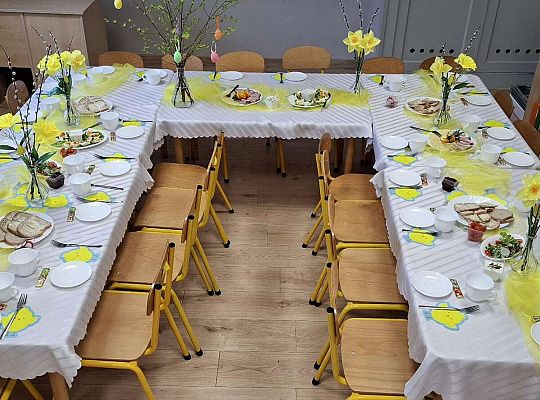 Gr.IV Wielkanocne śniadanie oraz szukanie niespodzianek od zająca.