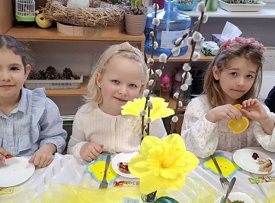 Gr.IV Wielkanocne śniadanie oraz szukanie niespodzianek od zająca.