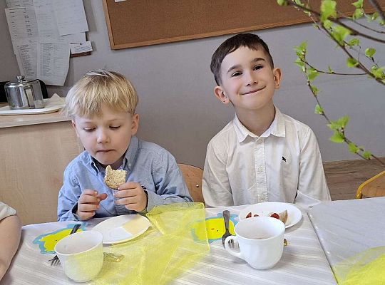 Gr.IV Wielkanocne śniadanie oraz szukanie niespodzianek od zająca.