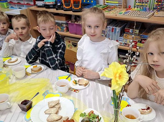 Gr.IV Wielkanocne śniadanie oraz szukanie niespodzianek od zająca.