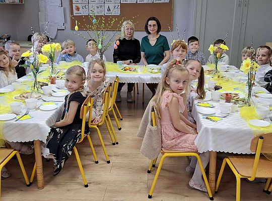 Gr.IV Wielkanocne śniadanie oraz szukanie niespodzianek od zająca.