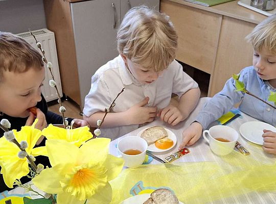 Gr.IV Wielkanocne śniadanie oraz szukanie niespodzianek od zająca.