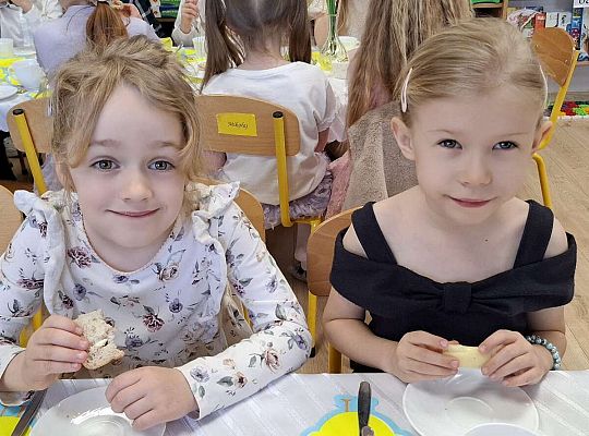 Gr.IV Wielkanocne śniadanie oraz szukanie niespodzianek od zająca.