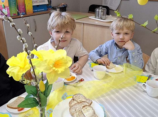 Gr.IV Wielkanocne śniadanie oraz szukanie niespodzianek od zająca.