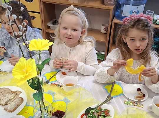 Gr.IV Wielkanocne śniadanie oraz szukanie niespodzianek od zająca.