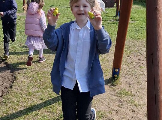 Gr.IV Wielkanocne śniadanie oraz szukanie niespodzianek od zająca.