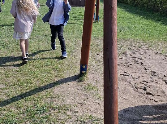 Gr.IV Wielkanocne śniadanie oraz szukanie niespodzianek od zająca.