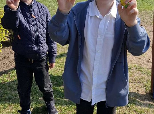 Gr.IV Wielkanocne śniadanie oraz szukanie niespodzianek od zająca.